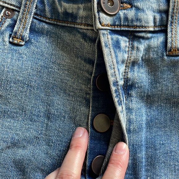 NWT (Revolve) Edyson Delon high rise womens shorts - med wash- sizes 26, 28, 29 - Picture 4 of 6